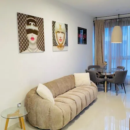 Luxury Apartment *
